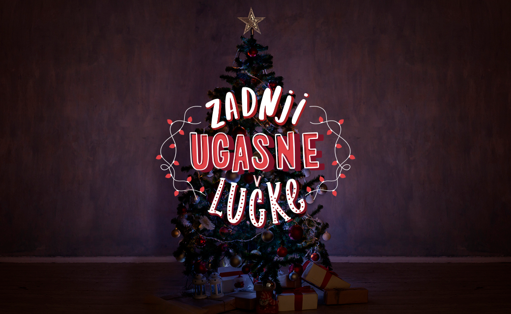 Dekorativna fotografija: praznična smreka v temi, čeznjo napis Zadnji ugasne lučke.